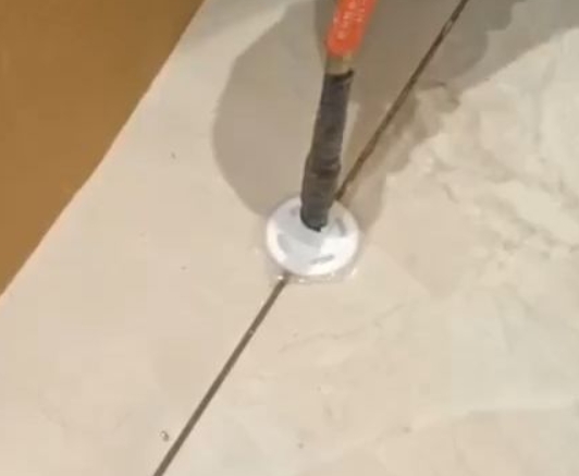 屯留瓷砖空鼓维修公司专业解答瓷砖在铺贴过程中，如果没有涂抹均匀到位的粘结材料（如水泥砂浆或瓷砖胶），可能会导致以下问题